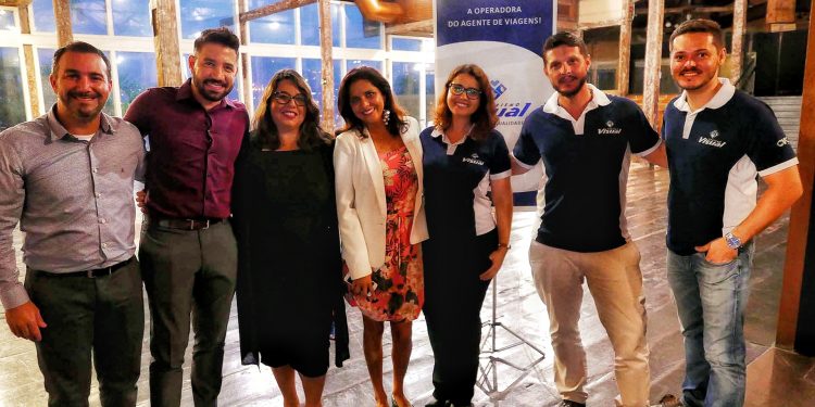 Bruno Souza e Hugo Lagares, da Visual Turismo; Jéssica Carvalho, dos hotéis Acqua Suítes e Maceió Mar; Luciana Oliveira, do Nannai Resort; Carol Estanislau, Luiz Claudio Barros e Ricardo Andrade, da Visual Turismo