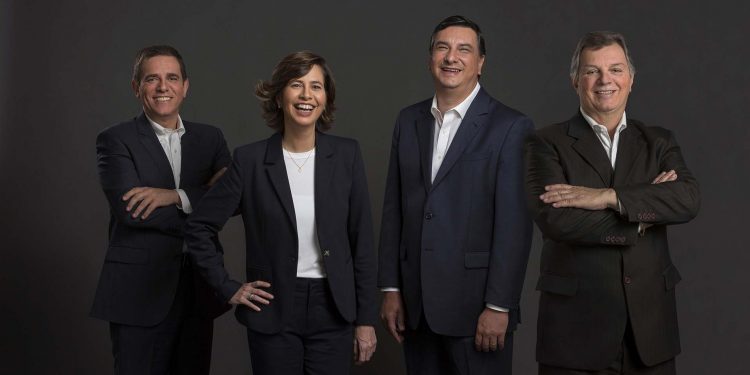 Ronaldo Albertino, diretor de desenvolvimento e relacionamento com investidor + Karin Freitas, diretora de implantação e operação + Jeferson Munhoz, diretor de vendas, distribuição e marketing + Luiz Rosano, diretor de administração e finanças (Foto: Paulo Vitale/Divulgação)