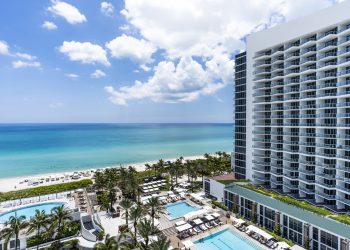 Fachada e complexo de piscinas do hotel Eden Roc Miami (Foto: RCD Hotels/Divulgação)