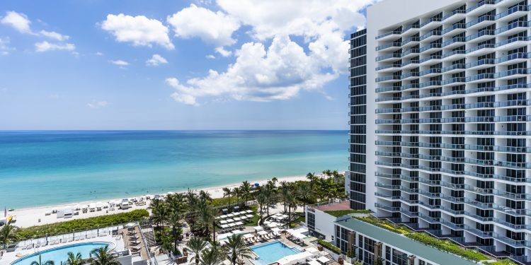 Fachada e complexo de piscinas do hotel Eden Roc Miami (Foto: RCD Hotels/Divulgação)