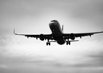 Avião preto e branco