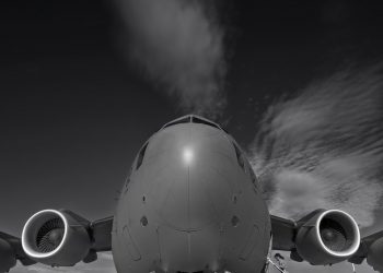 avião preto e branco