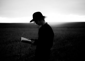 Viajante lendo livro preto e branco