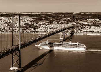 Navio de Cruzeiro Preto e Branco