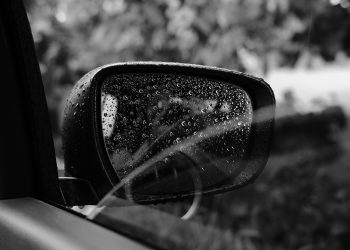 retrovisor carro chuva preto e branco