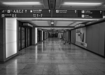 Aeroporto Vazio Preto e Branco
