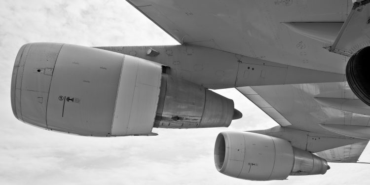Avião preto e branco