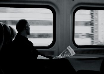 viajante de trem preto e branco