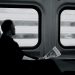 viajante de trem preto e branco