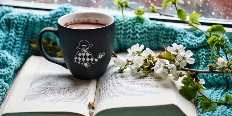 Chocolate quente e livro