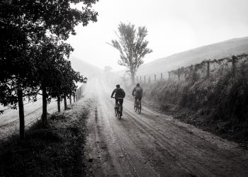 Bicicleta estrada terra Brasil preto e branco