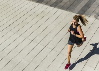 Mulher fitness cidade