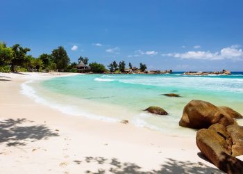Praia na ilha de Praslin, em Seychelles