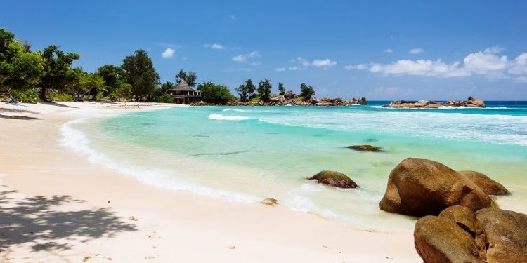 Praia na ilha de Praslin, em Seychelles