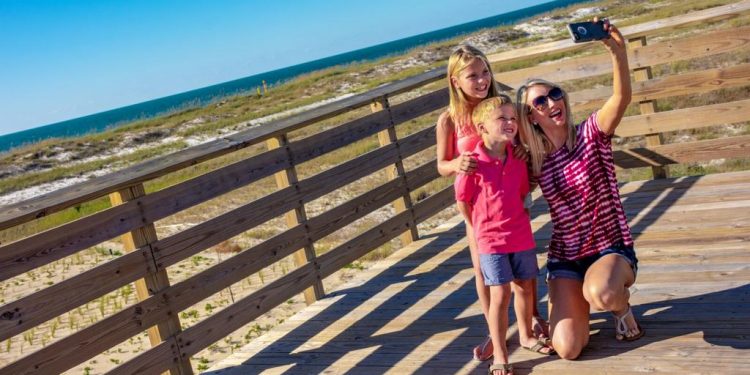 Mãe e filhos no Gulf State Park, no Sul dos EUA