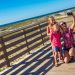 Mãe e filhos no Gulf State Park, no Sul dos EUA
