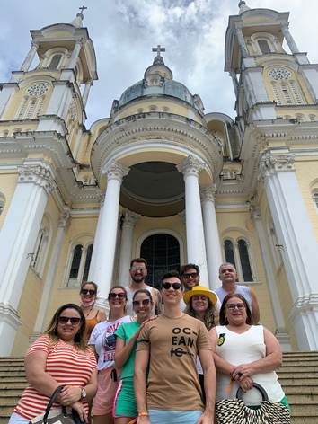 Agentes de viagens em frente a uma igreja no centro histórico de Ilhéus, durante famtrip da Incomum Viagens