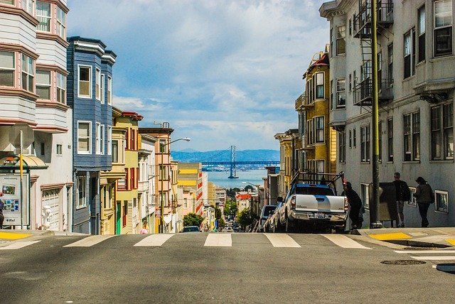 Rua de San Francisco, com ponte ao fundo, no destino dos Estados Unidos para onde já é possível viajar em 2022