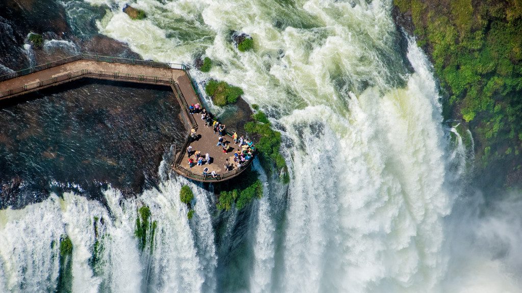 Visit South America - Turistas em meio às Cataratas do Iguaçu, em Foz do Iguaçú