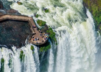 Visit South America - Turistas em meio às Cataratas do Iguaçu, em Foz do Iguaçú