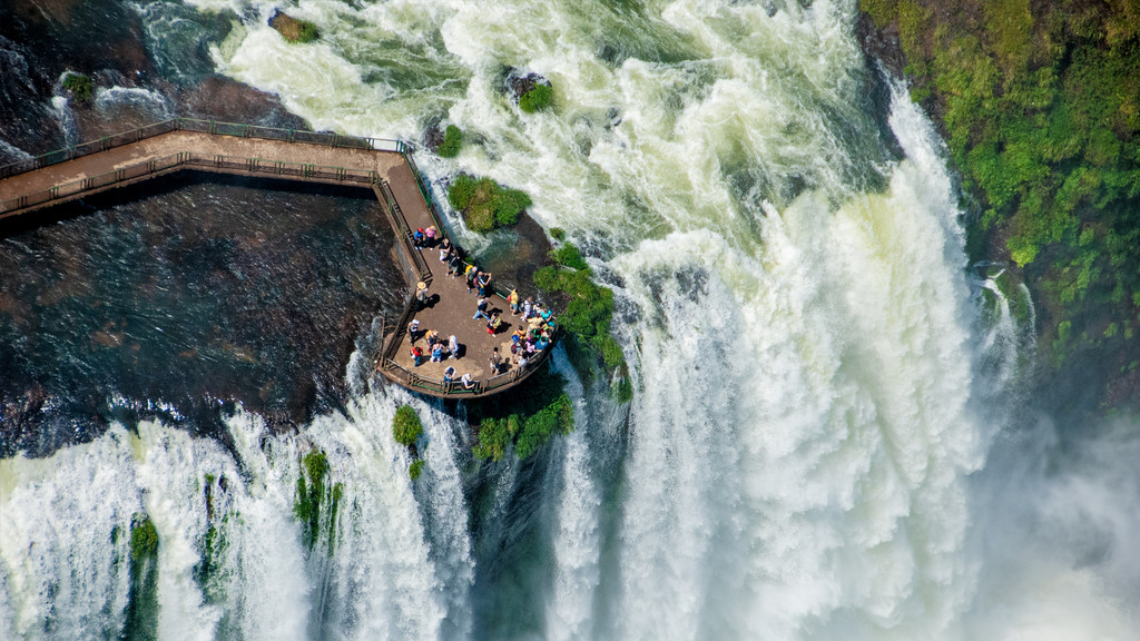 Visit South America - Turistas em meio às Cataratas do Iguaçu, em Foz do Iguaçú