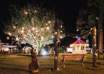 Praça de Monte Verde enfeitada para o Natal