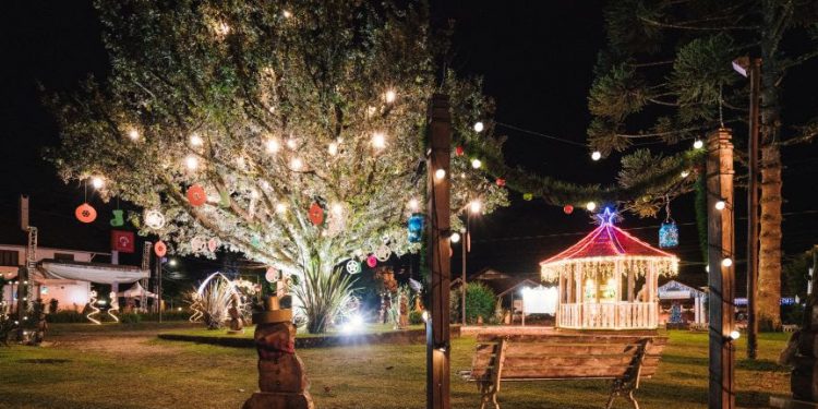 Praça de Monte Verde enfeitada para o Natal