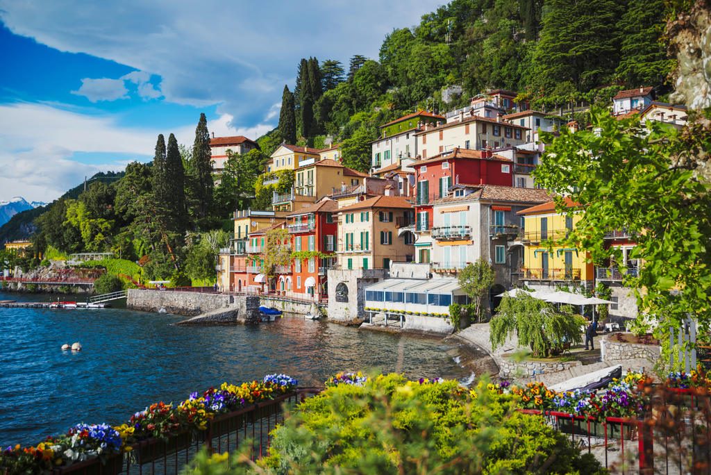 Casinhas coloridas à frente do Lago de Como, Itália