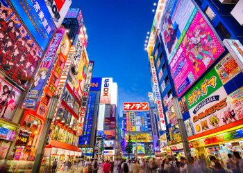 Altos edifícios luminosos de Tóquio, no Japão