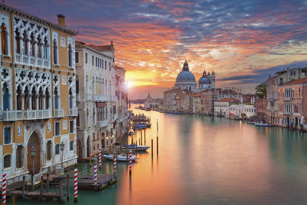 Por do Sol sobre os canais de Veneza, na Itália