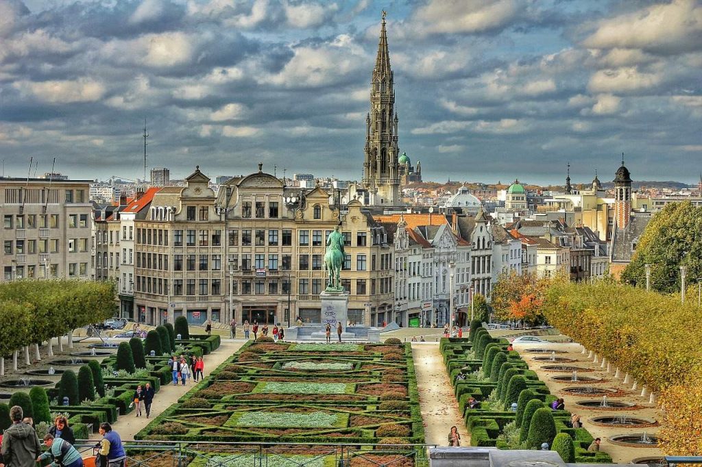 Mont des Arts, em Bruxelas: monumentos históricos ao fundo, e um belo jardim com formas geométricas às frente