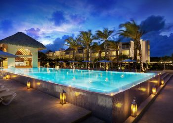 Piscina iluminada do Hard Rock Hotel & Casino Punta Cana, da RCD Hotels
