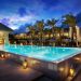 Piscina iluminada do Hard Rock Hotel & Casino Punta Cana, da RCD Hotels