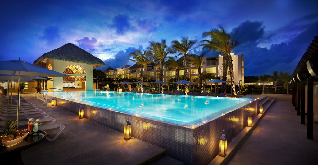 Piscina iluminada do Hard Rock Hotel & Casino Punta Cana, da RCD Hotels