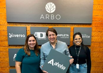 Priscila Fabri, Charles Franken e Stefany Paiva do Grupo Arbo, com placa da Ahoba Viagens
