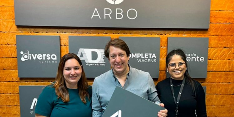Priscila Fabri, Charles Franken e Stefany Paiva do Grupo Arbo, com placa da Ahoba Viagens
