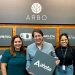 Priscila Fabri, Charles Franken e Stefany Paiva do Grupo Arbo, com placa da Ahoba Viagens