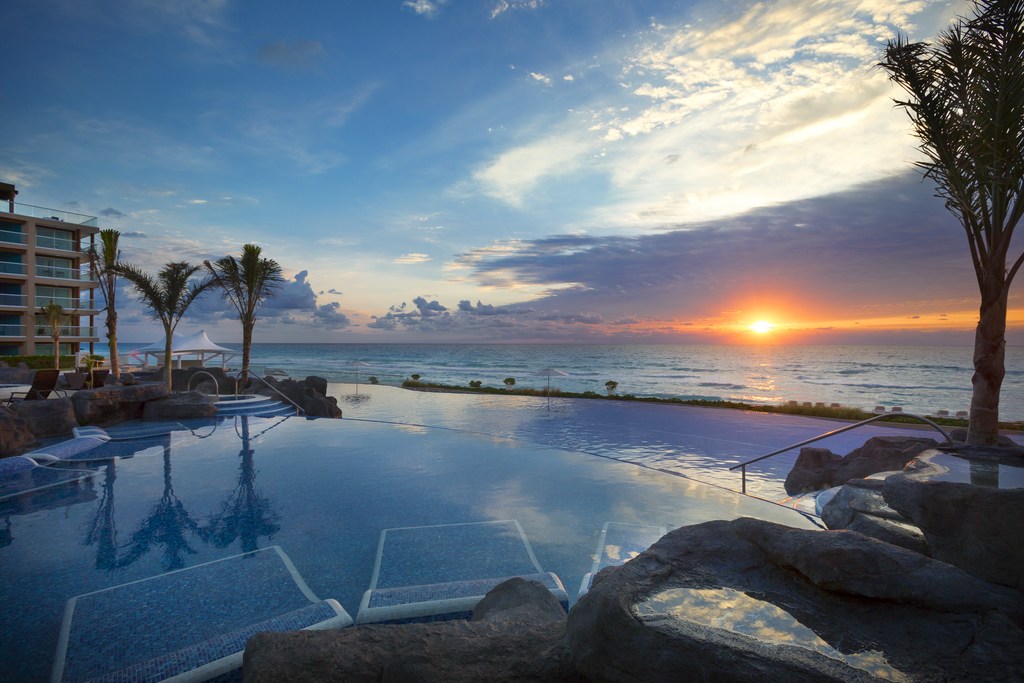Pôr do sol no Hard Rock Hotel Cancun, da RCD Hotels