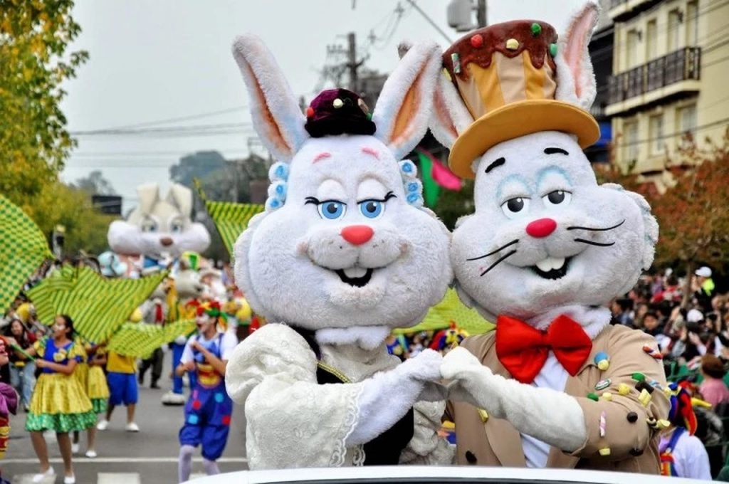Coelhos da Páscoa em desfile em Gramado