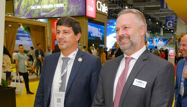 Ministro do Turismo, Carlos Brito, foi recepcionado por Simon Mayle, Diretor da WTM LA, no segundo dia da feira (Foto: Divulgação)