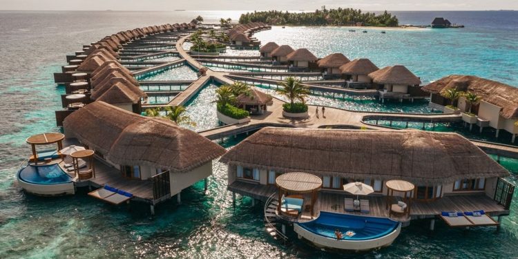 W Maldives, nas Maldivas, acomodações sobre o mar azul turquesa