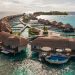 W Maldives, nas Maldivas, acomodações sobre o mar azul turquesa