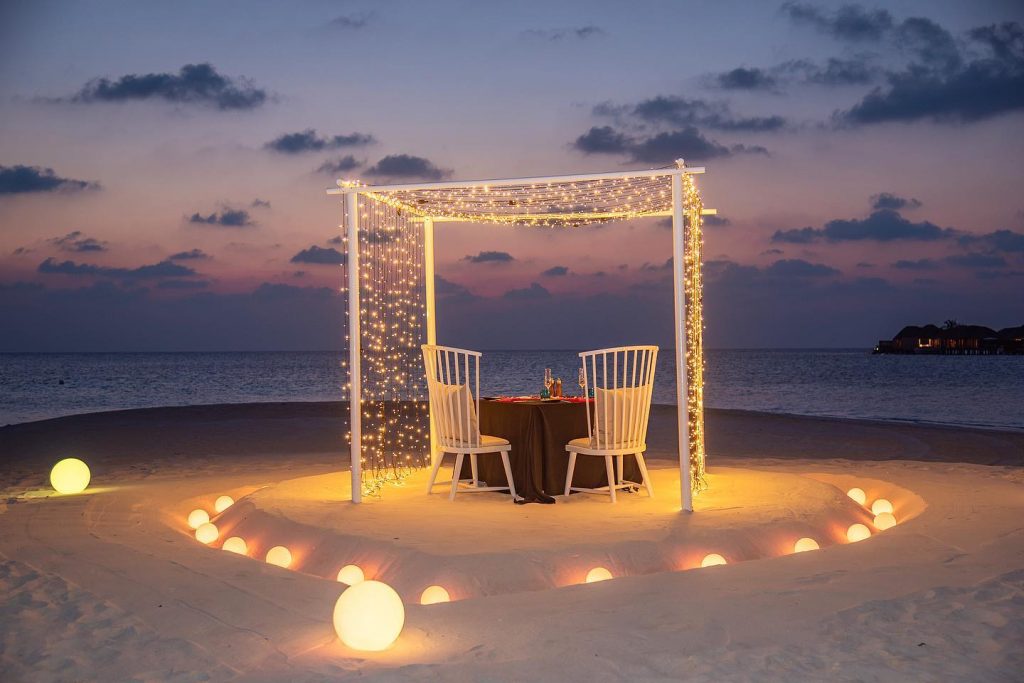 Casal jantar romântico Maldivas praia mar