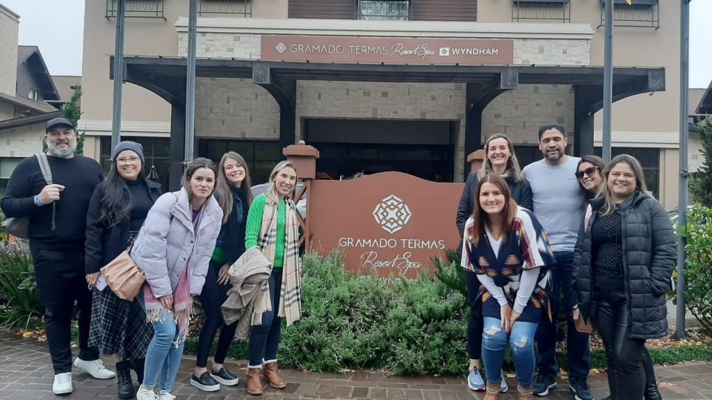 Agentes de viagens em frente ao Wyndham Gramado
