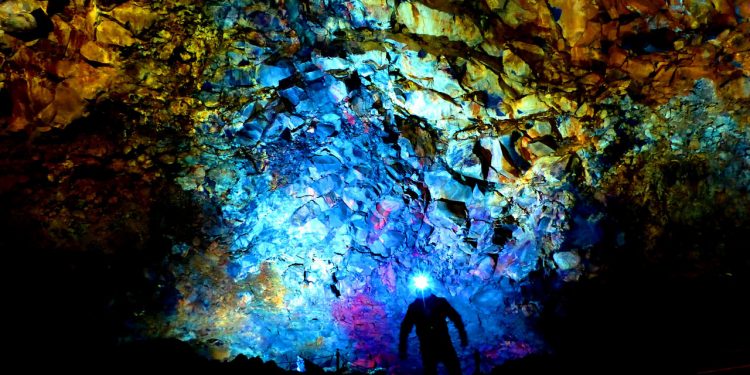 Turista no Thríhnúkagígur Volcano experiência de luxo na Islândia