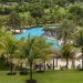 Piscina e palmeiras resort