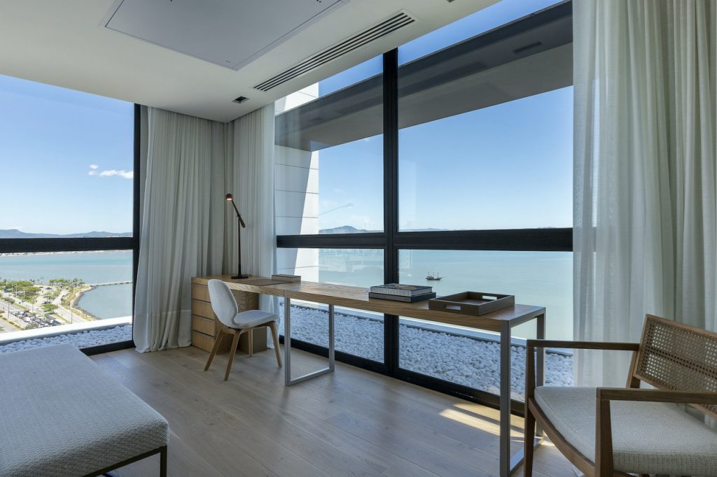 Suíte com vista para o mar de Florianópolis em conceito bleisure