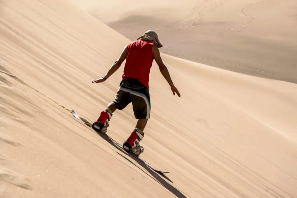 Sandboarding é um dos muitos passeios para aproveitar em Doha Catar