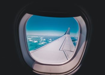 Aza de avião iluminada e com fundo azul