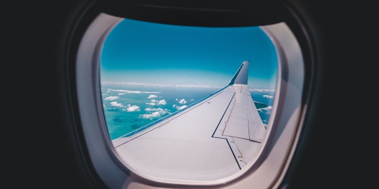Aza de avião iluminada e com fundo azul
